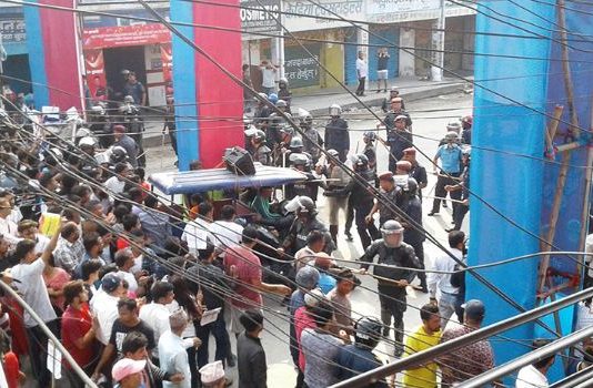 बालक हत्याको बिषयले बिर्तामोड तनाबग्रस्त, प्रहरीको गोलीपछि कर्फ्यू