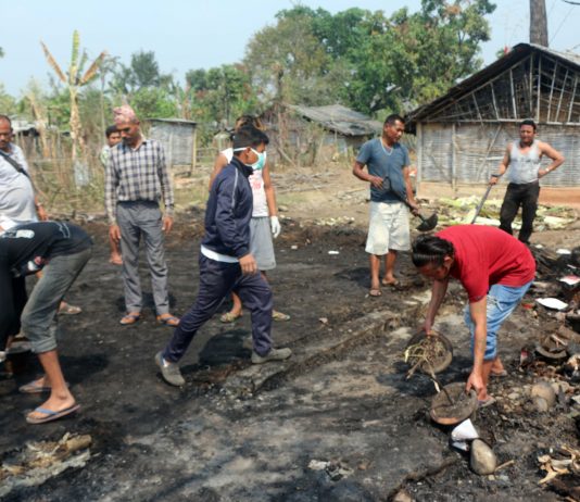 आगलागीबाट विचल्नी परिवारलाई राहत वितरण
