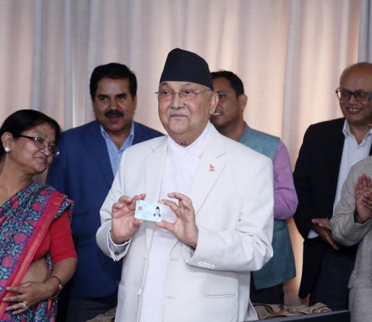 प्रधानमन्त्रीलाई राष्ट्रिय परिचयपत्र