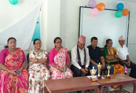 वाल दिवसको अवसरमा दमकको दिपिनि स्कुलका पुर्व शिक्षक राजकुमार गौतमद्वरा बिद्यार्थिहरुलाई सहयोग